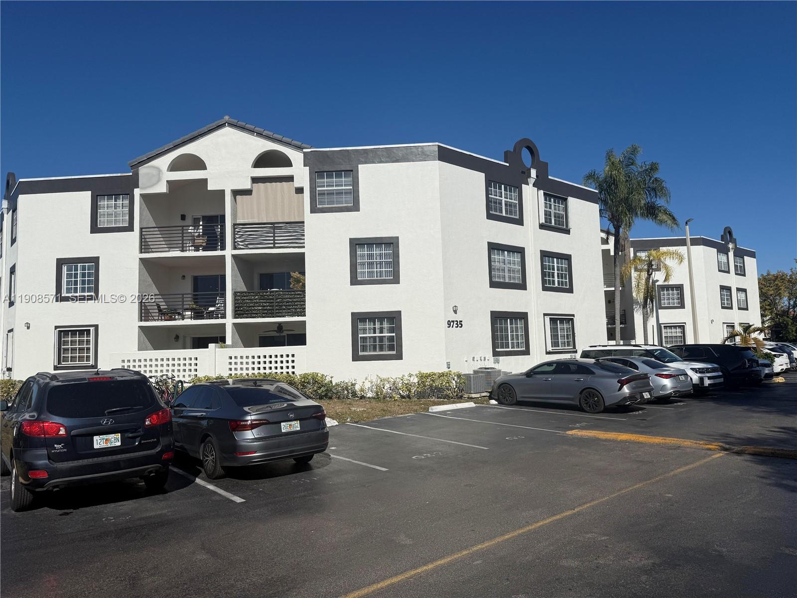 Condo in Fontainebleau at Soleil at Fontainebleau. 2 Beds, 1 bath, complex has community pool, gym, and tennis court. The building color will be change.
Currently tenant occupied. NO LOW Balls Offer Please. Price is Firm.