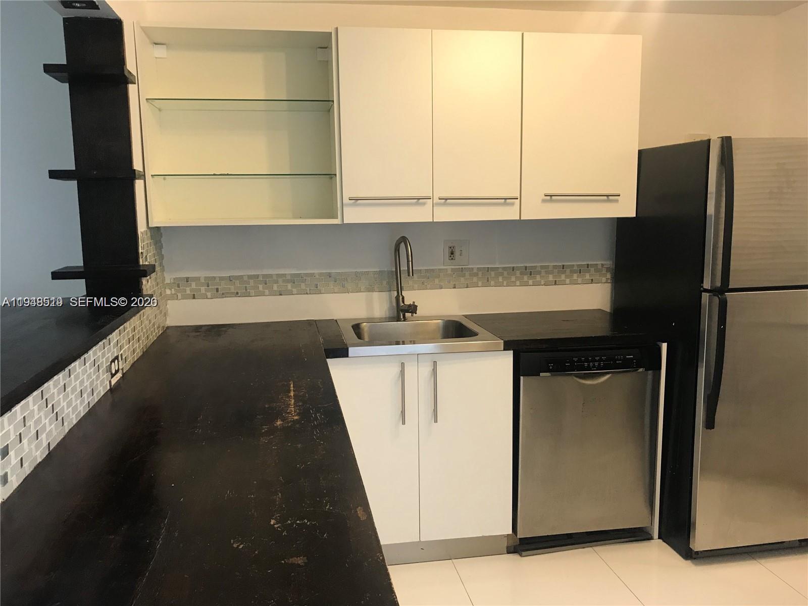 2 Beds 2 Baths Unit for Sale, currently rented month to month.
Located in a gated community in a Beautiful Area near a Golf Course, with Excellent Schools nearby. The unit offers Great Potential and is Ready for your Personal Touches. An ideal Opportunity for Both Homeowners and Investors Seeking Flexibility and a Desirable Location.
Selling Agents Welcome! All reasonable offers will be considered.