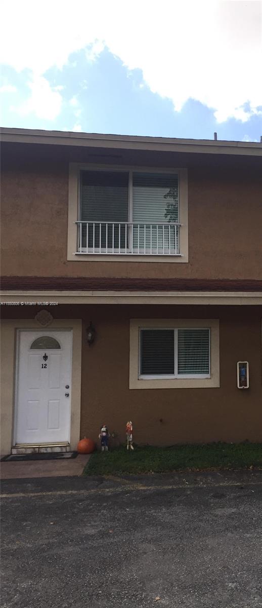 Excellent Townhouse 2 bedroom 1/1/2 bath  for rent in Miami Gardens Near to shopping centers, restaurant and convenient location close to Palmetto express way.