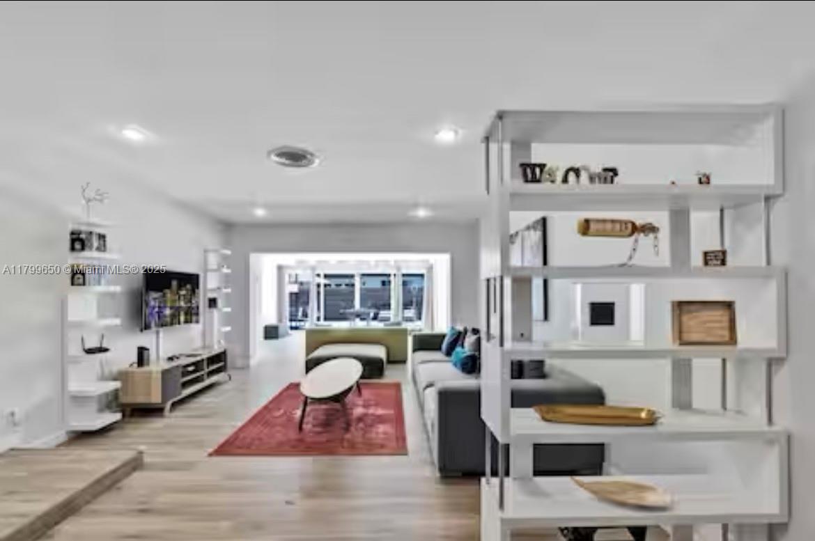 GREYKNOLL ESTATES - Residential Lease