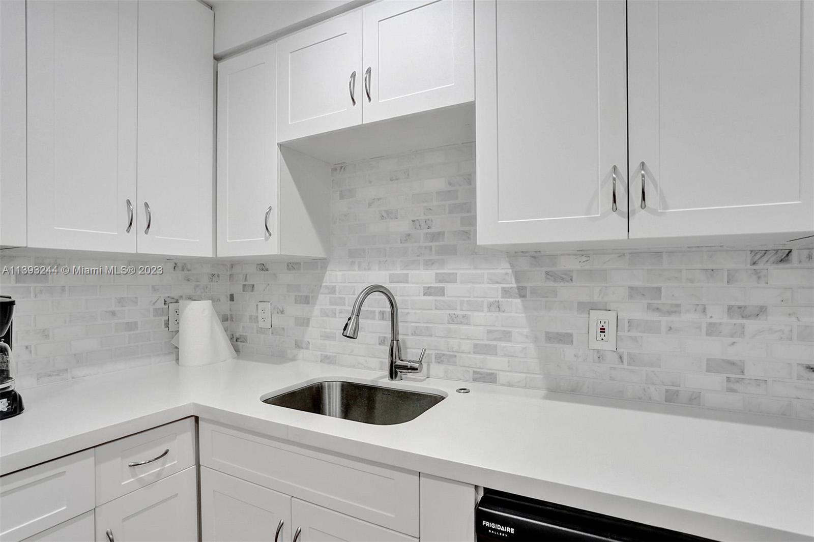 LONDON TOWERS CONDO - Residential Lease