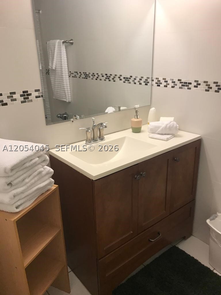 DIPLOMAT GOLF & RACQUET C - Residential Lease