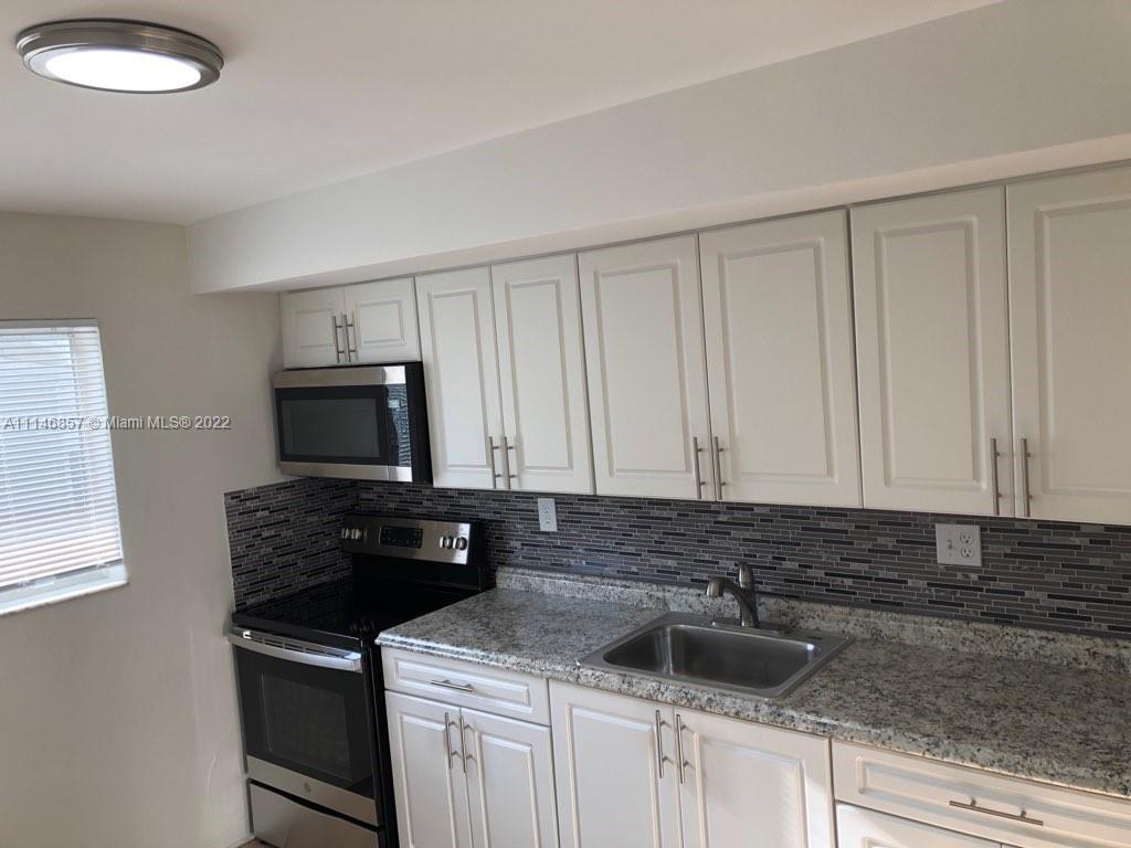 HOLLYWOOD LITTLE RANCHES - Residential Lease