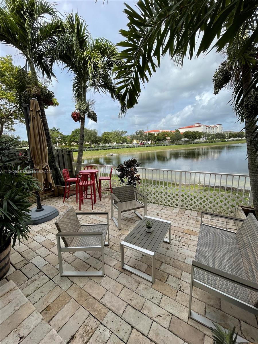 3 bedrooms and 2.5 baths located in desirable Island at Doral. Lot of amenities. Close to A+ schools, shopping and more.
