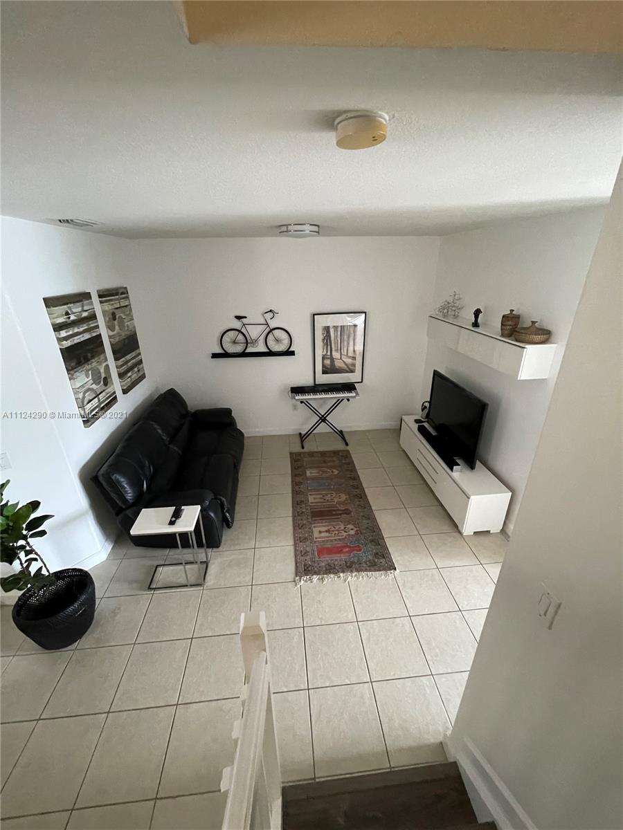 ISLANDS AT DORAL 1ST ADDN - Residential Lease
