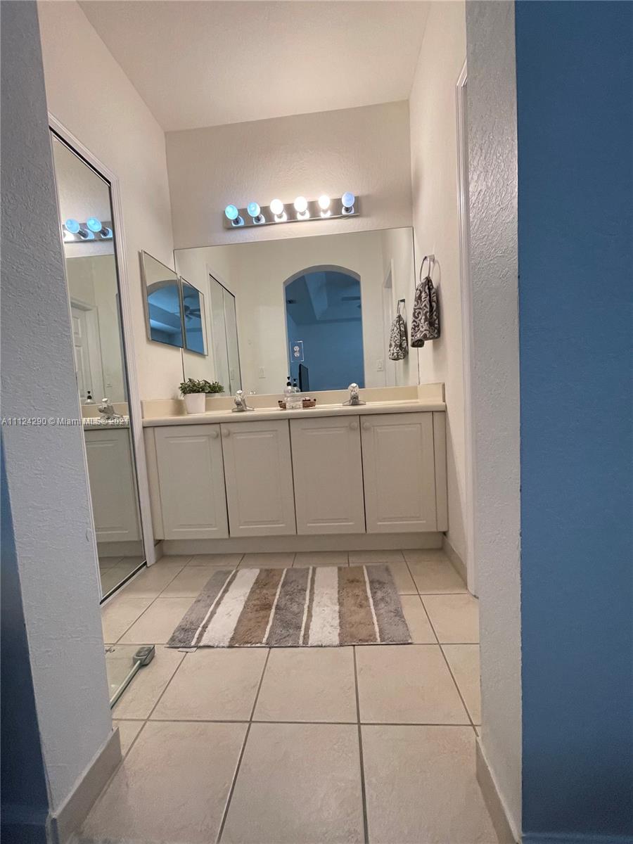 ISLANDS AT DORAL 1ST ADDN - Residential Lease