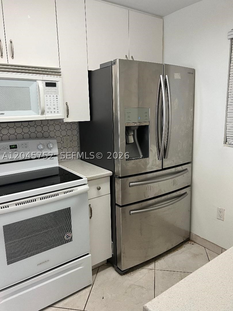 Charming Apartment in North Beach 1 Bedroom, 1.5 Bathrooms Assigned Parking Space, Prime Location Discover the charm of North Beach. The unit features a spacious bedroom with ample closet space, a full bathroom, and a convenient half bathroom for guests. The living area is bright and inviting, leading to a modern kitchen equipped with all essentials. Key Features: Location: Heart of North Beach, walking distance to supermarkets, restaurants, and the beach. Parking: Assigned parking space included. Amenities: Close to public transportation, parks, and entertainment. Perfect for a cozy home offering comfort and convenience in a sought-after area.