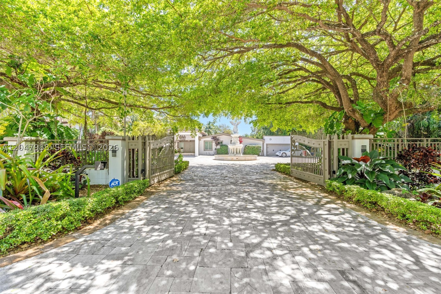 TOWN & COUNTRY ESTATES - Residential Lease