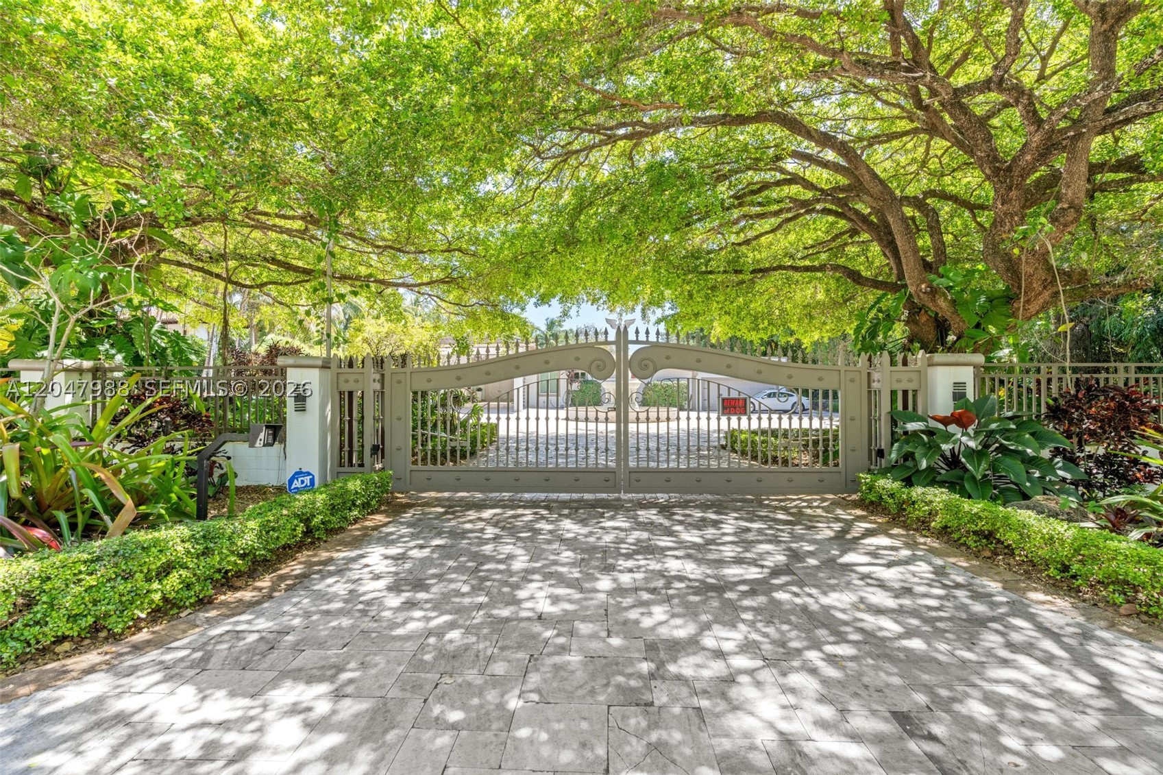TOWN & COUNTRY ESTATES - Residential Lease