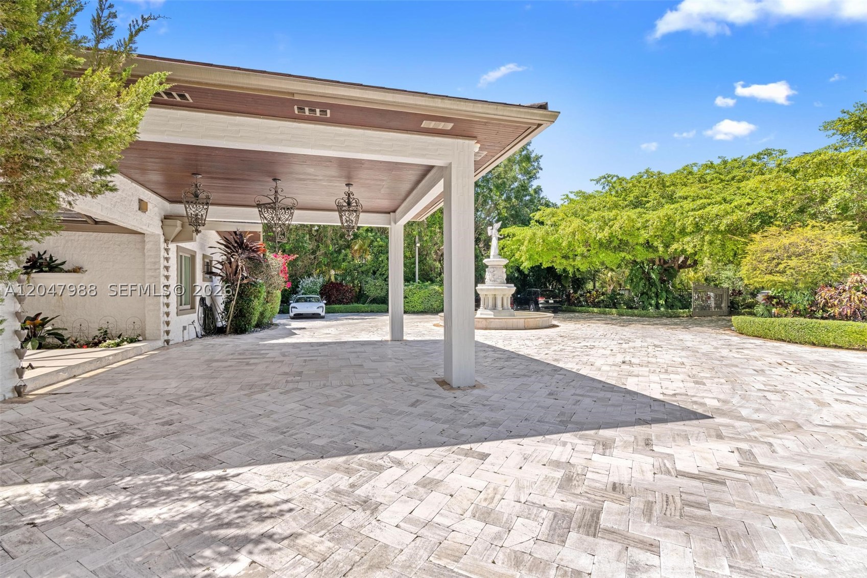 TOWN & COUNTRY ESTATES - Residential Lease