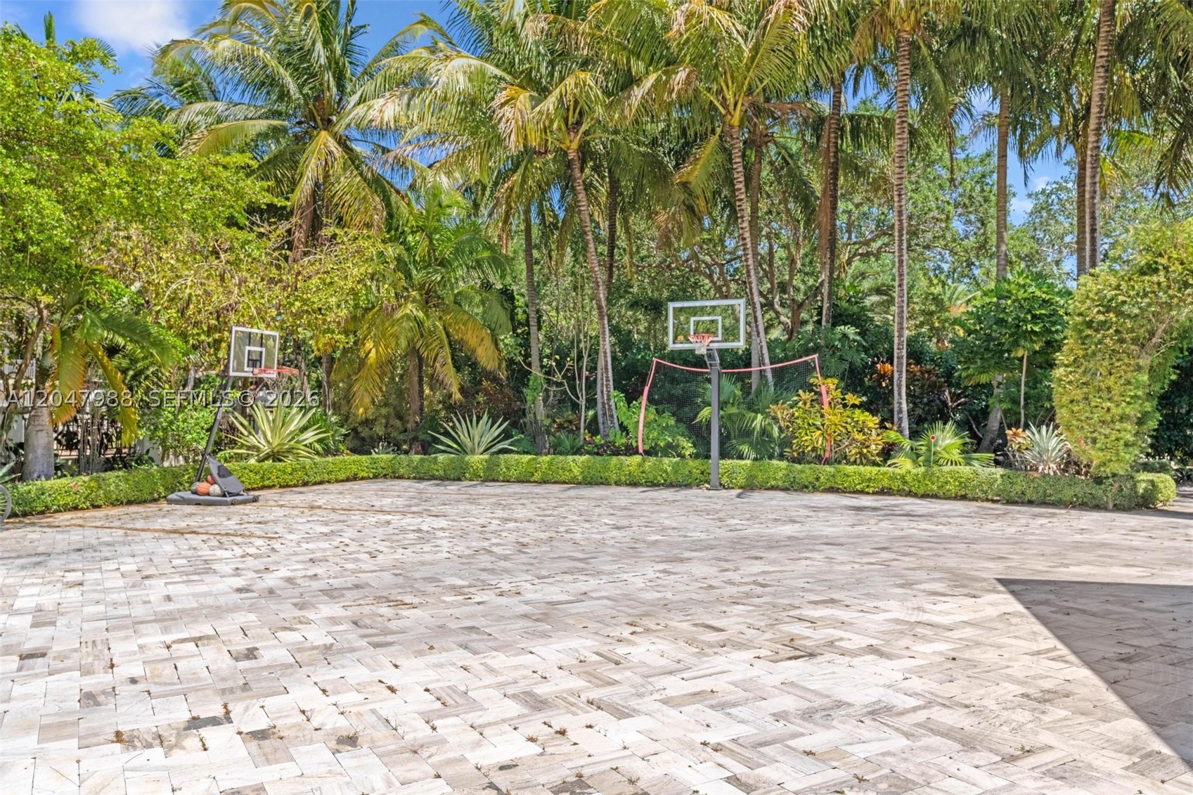 TOWN & COUNTRY ESTATES - Residential Lease
