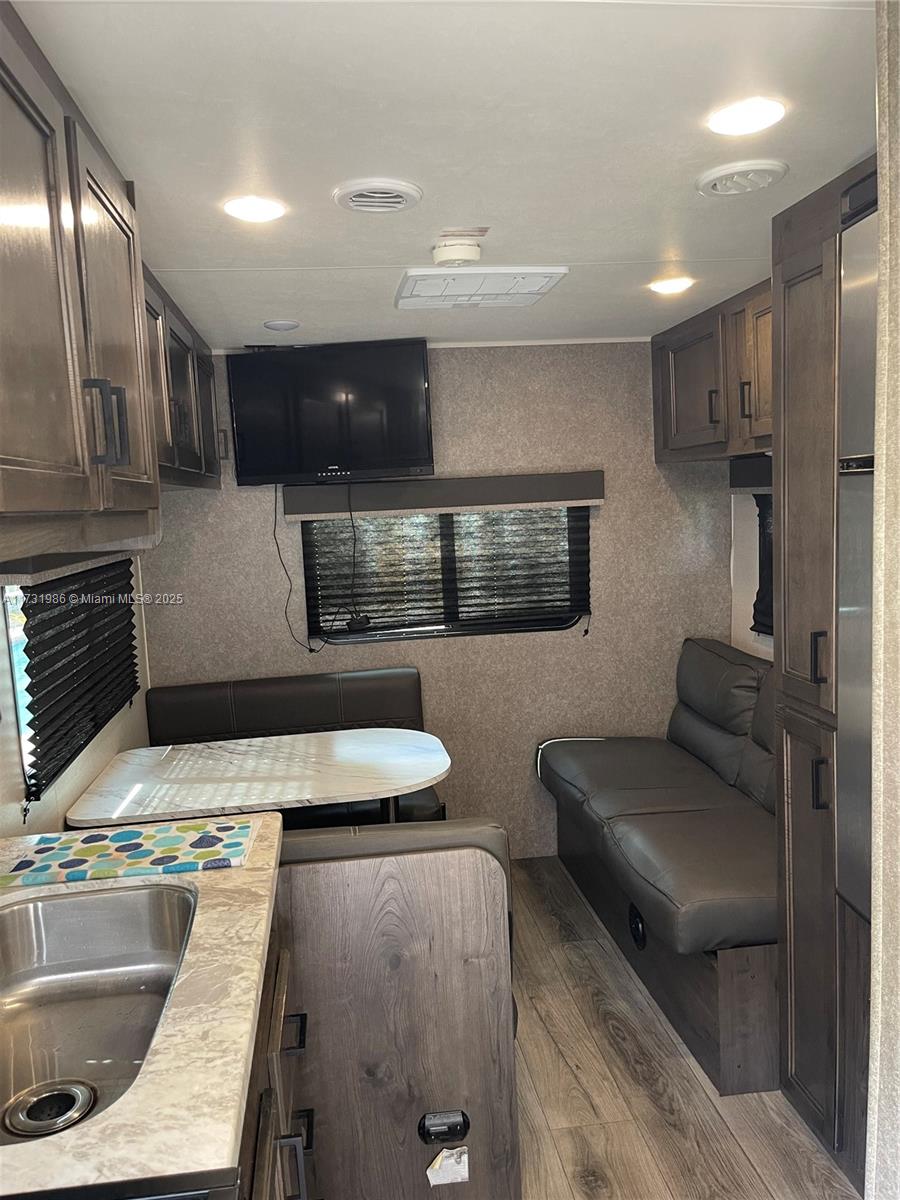 New lifestyle in a central and private location, very quiet neighborhood, Furnished RV with 1 room and bathroom can accommodate a couple, with all the Amenities included in the monthly Rent
 water, electricity, stove, refrigerator, microwave with access to pool, ample parking space 
Let's schedule an appointment to visit this beautiful place