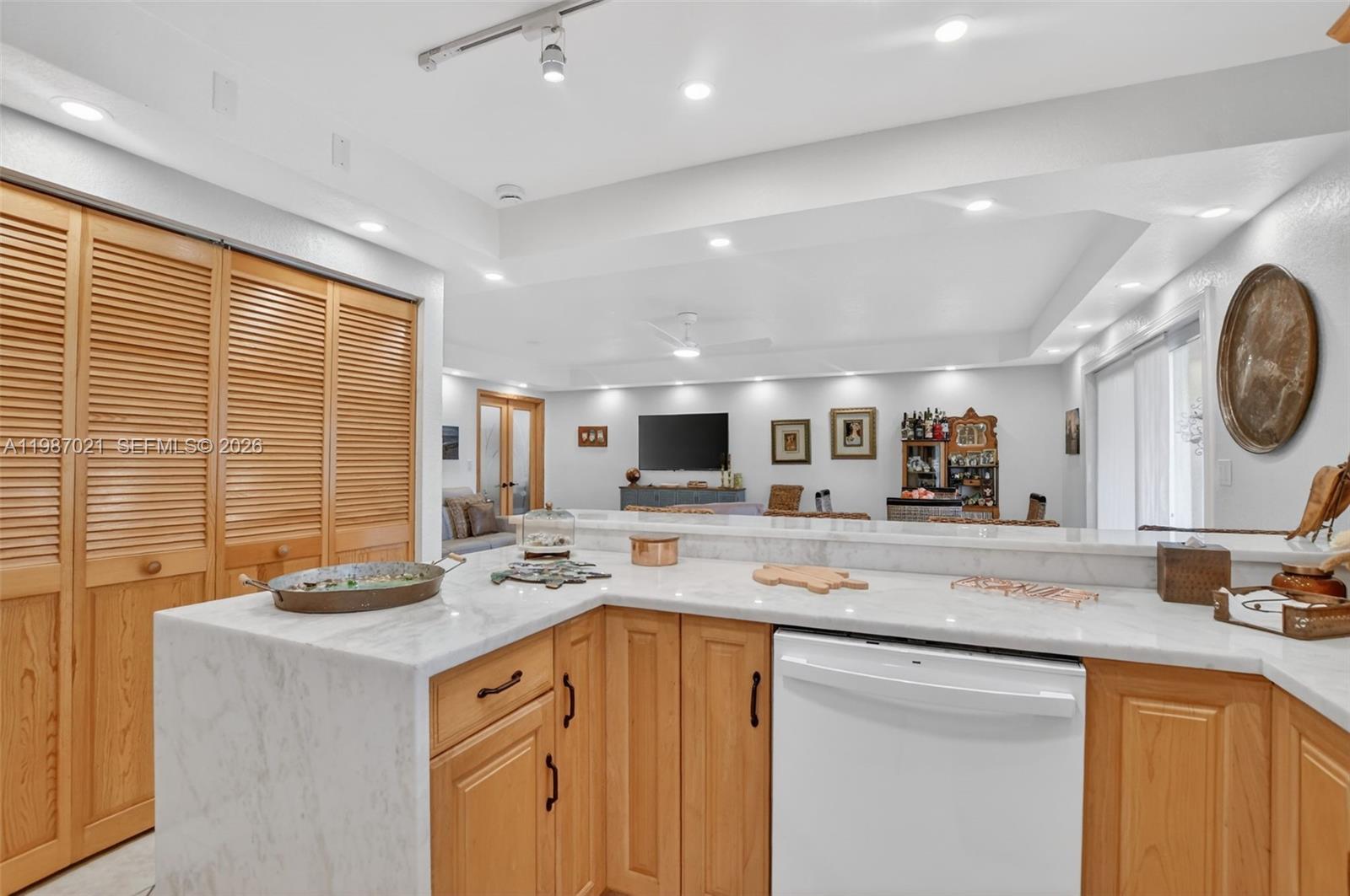 BEACH HOUSE VILLAGE CONDO - Residential