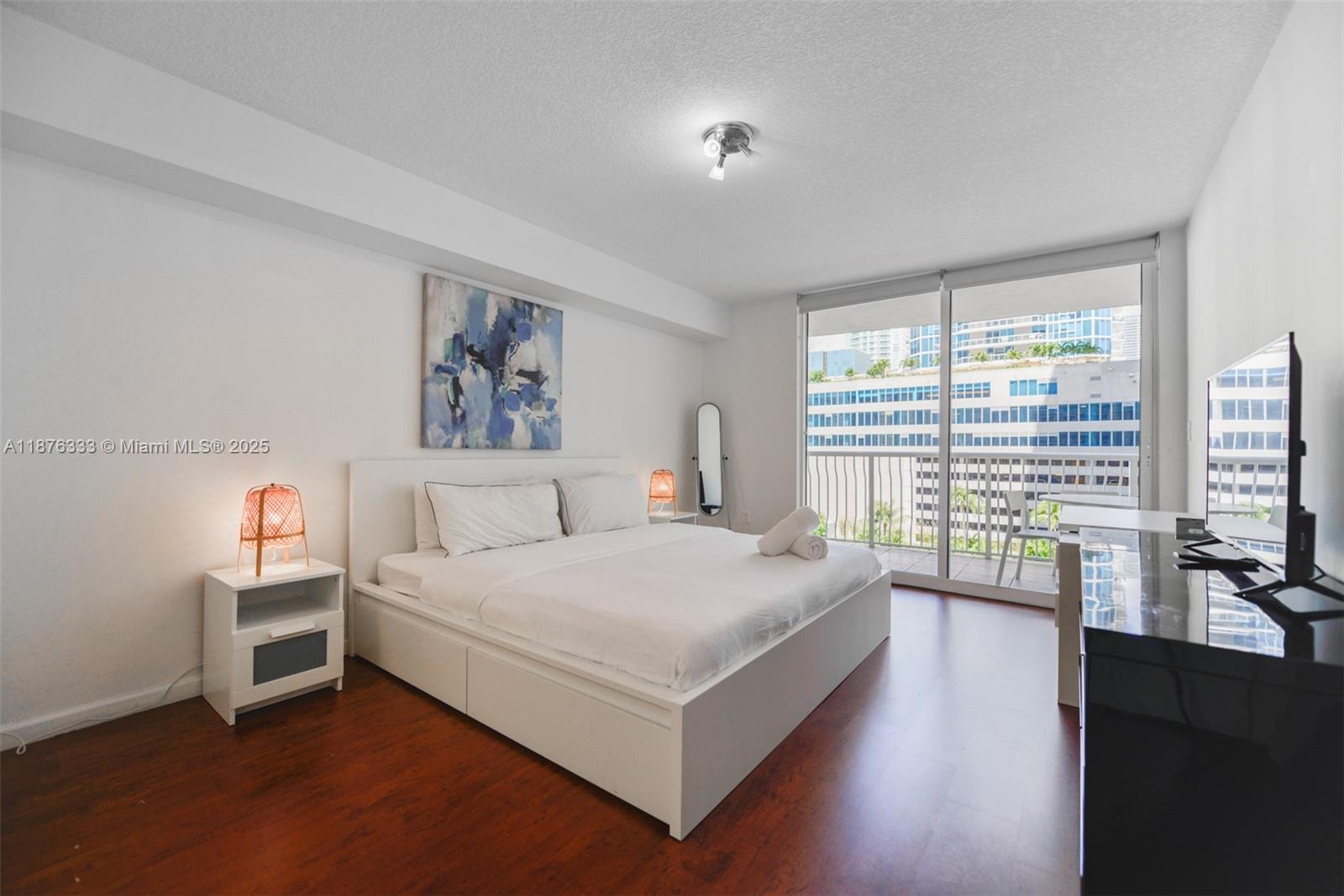 Beautiful apartment in the heart of Brickell, fully furnished 1/1 with spacious balcony. Great location you can walk to everywhere: Brickell City Centre, restaurants, Miami Arenas, Bay side, markets, pharmacy and more. The kitchen has everything that you need to cook. Fully equipped linen, towels and house wares, flat screen tvs. ,  Washer and dryer inside the unit, dishwasher machine in the kitchen. All the amenities of the building, pools, jacuzzi, gym. - 1 parking spot included, looking for an annual tenant