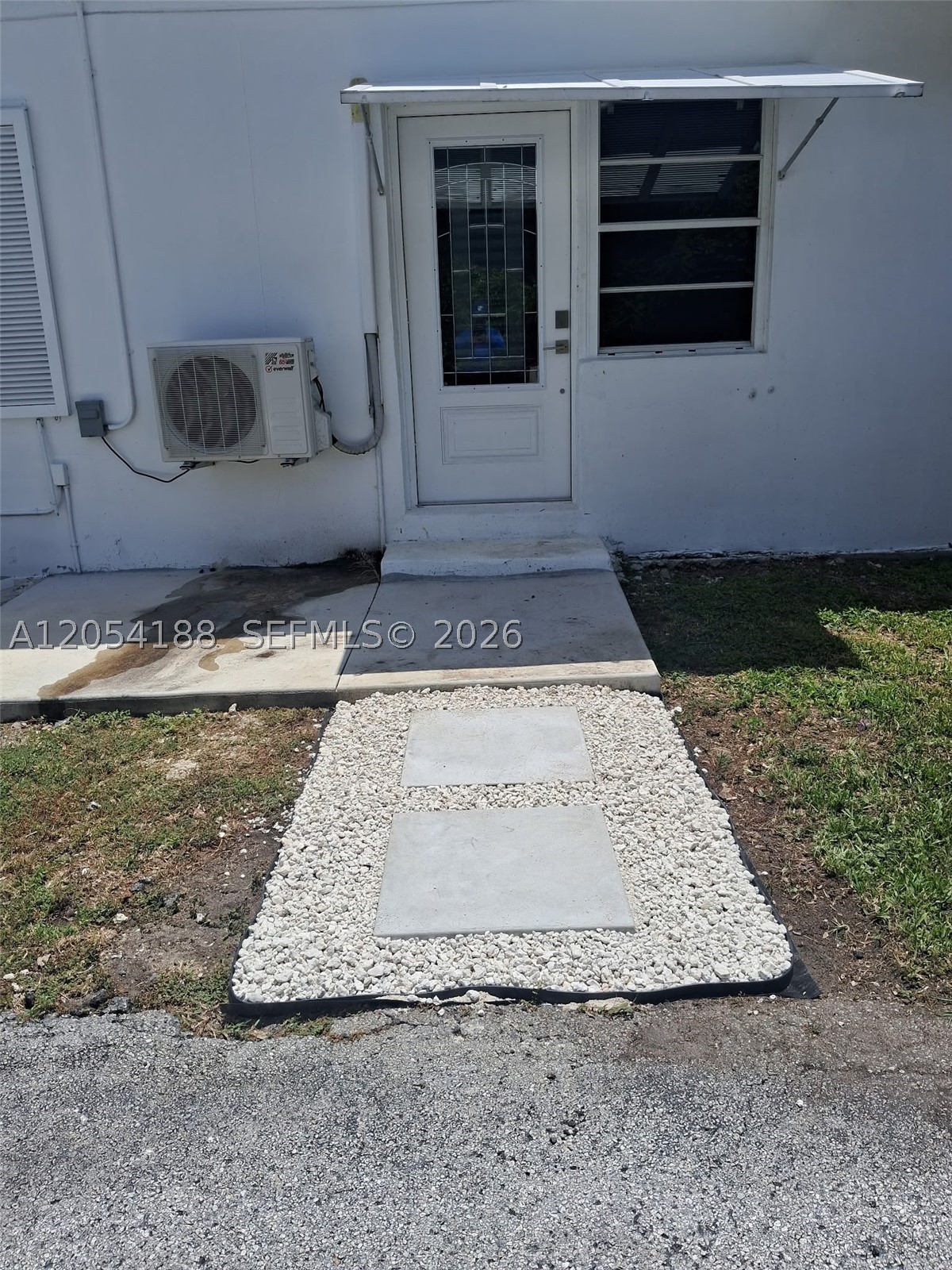 Brand new, spacious efficiency with parking for two vehicles. All utilities are included in the rent—water, electricity, and more. Perfect for those seeking comfort and convenience space. Don’t miss out!