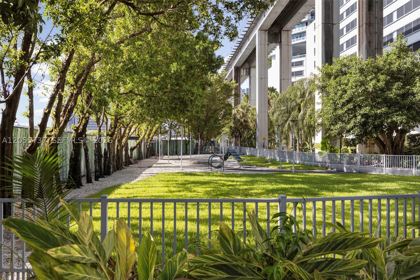 MINT CONDO - Residential