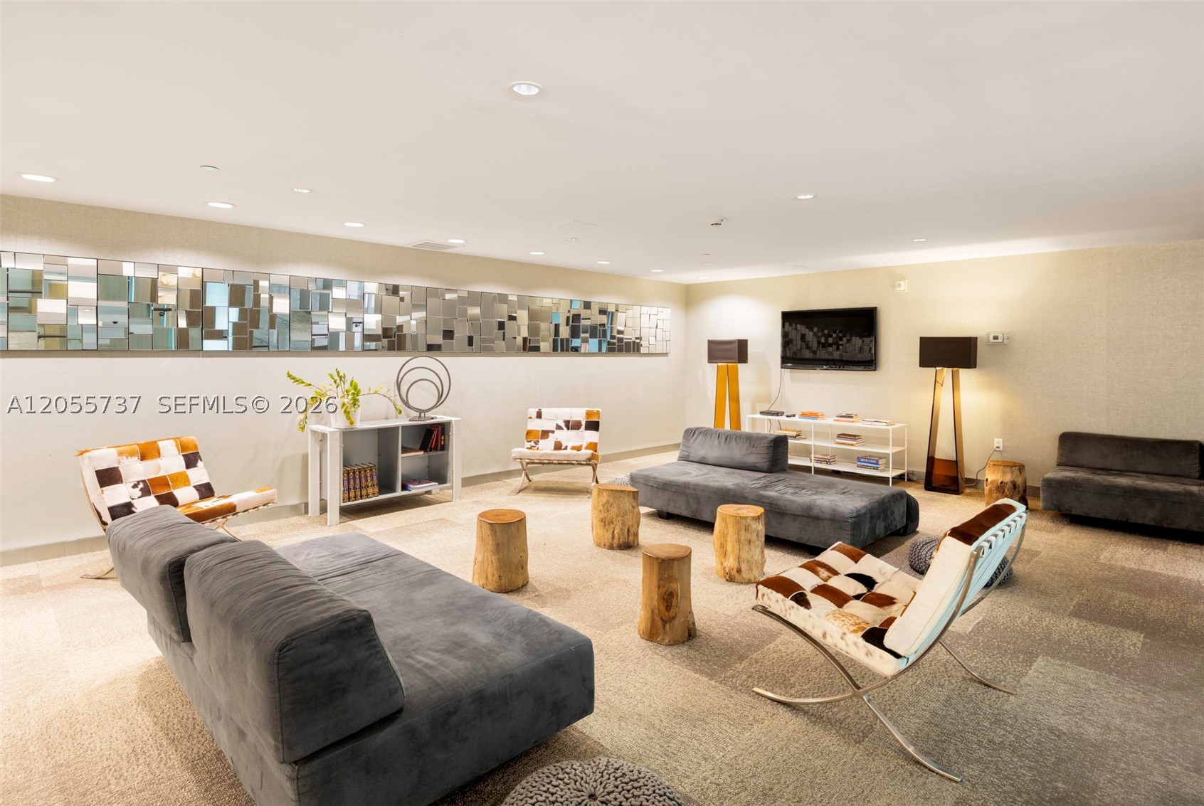 MINT CONDO - Residential