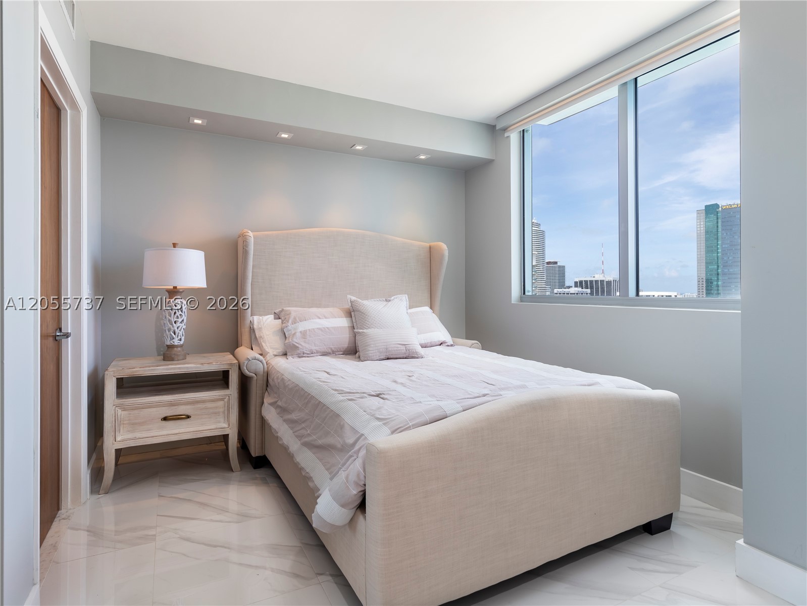 MINT CONDO - Residential
