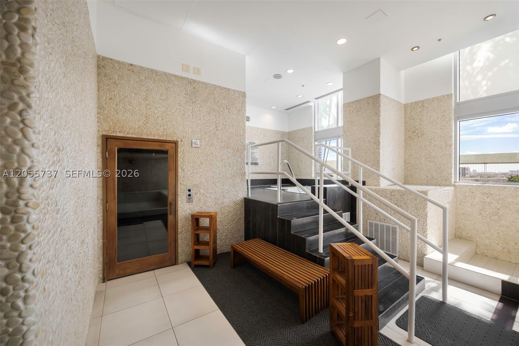 MINT CONDO - Residential