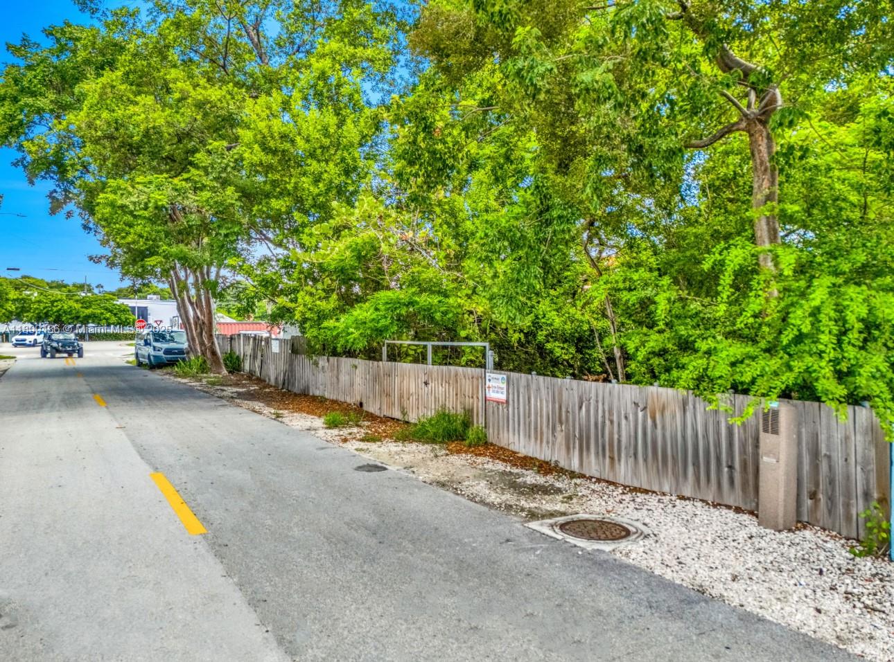 This is your chance to own a buildable lot in key largo ocean side 
This lot must be purchased along with an adjacent 'back to back' lot Both
The other lot address is 933 lobster ln 
Creating an amazing opportunity to build your dream home in one of the most sought after neighborhoods in key largo 
Possible Owner financing available
