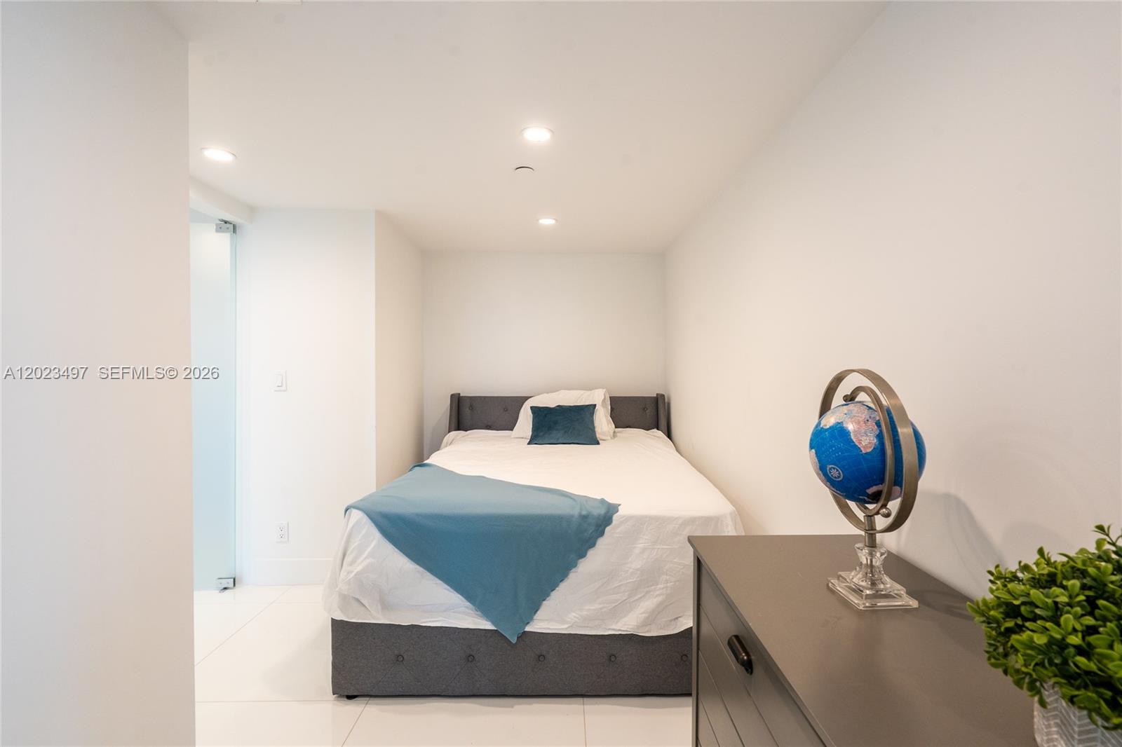 THE DECOPLAGE CONDO - Residential Lease