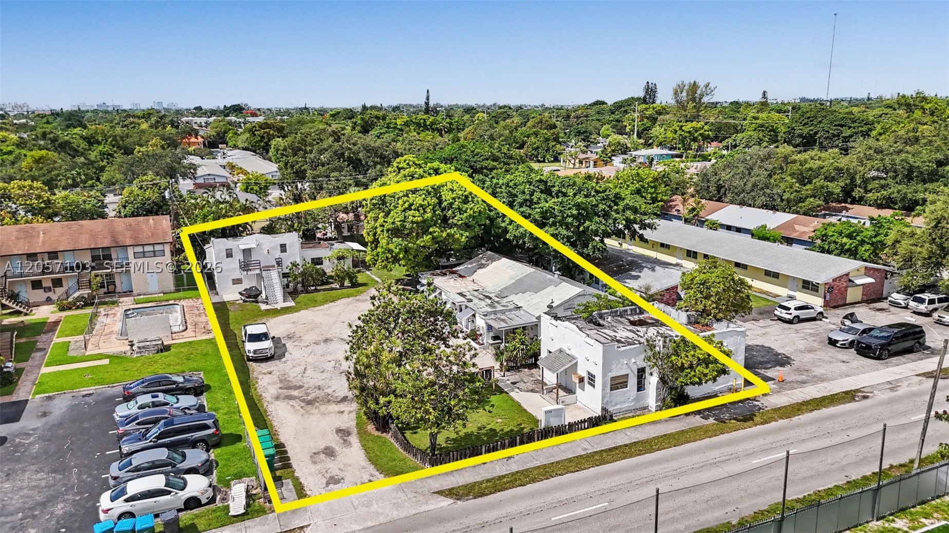 HOLLYWOOD LITTLE RANCHES - Residential Income