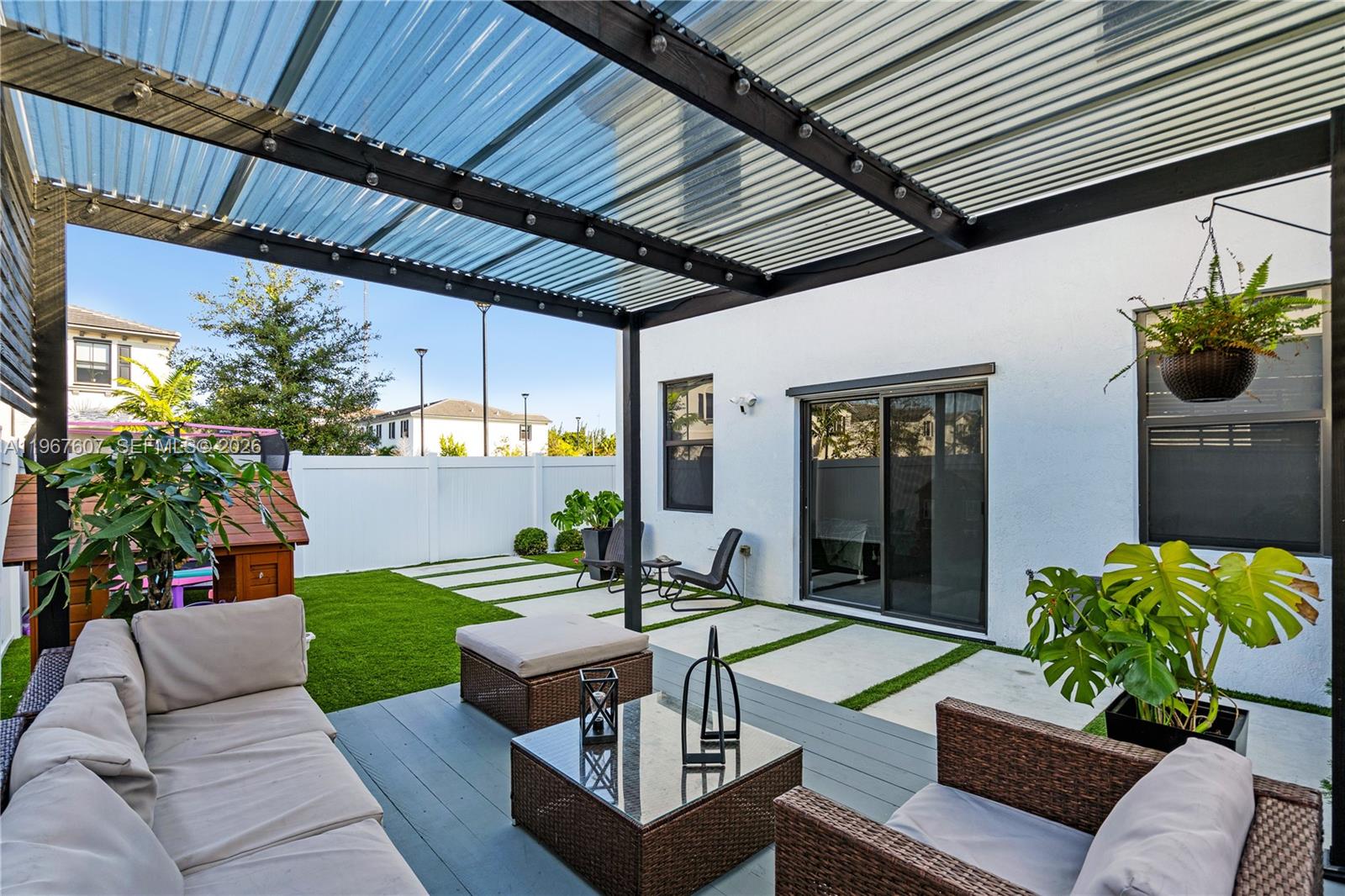 VISTA LAGO - Residential