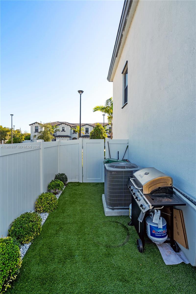 VISTA LAGO - Residential