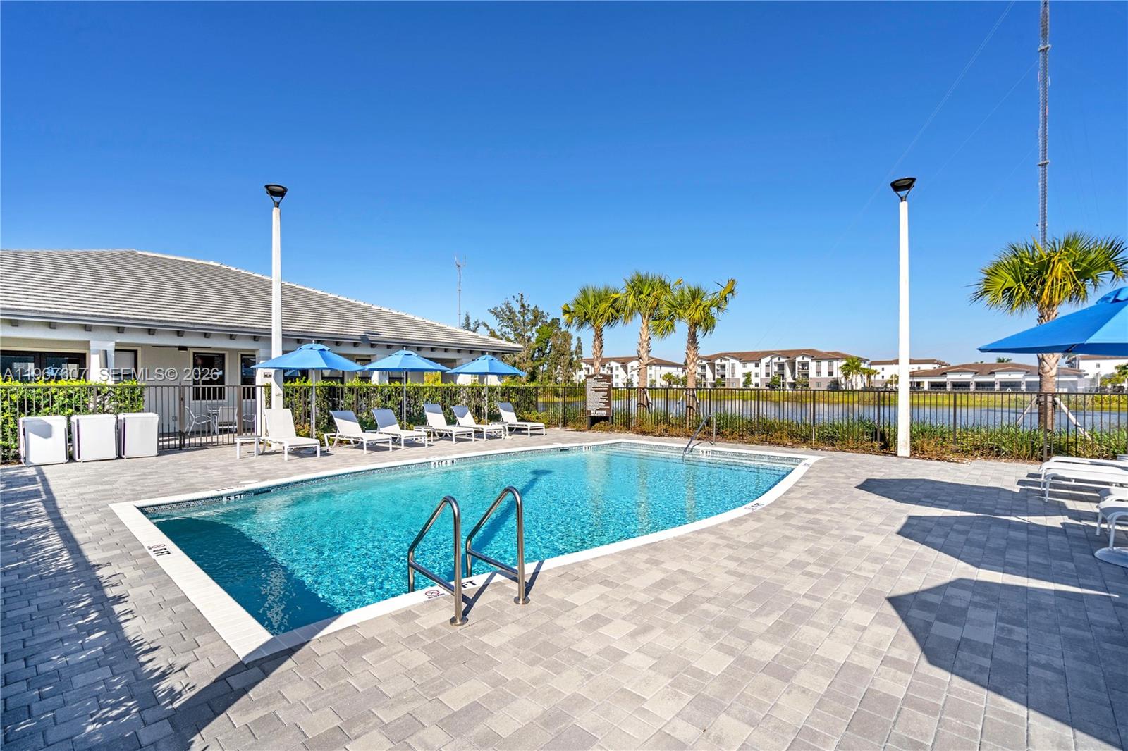 VISTA LAGO - Residential