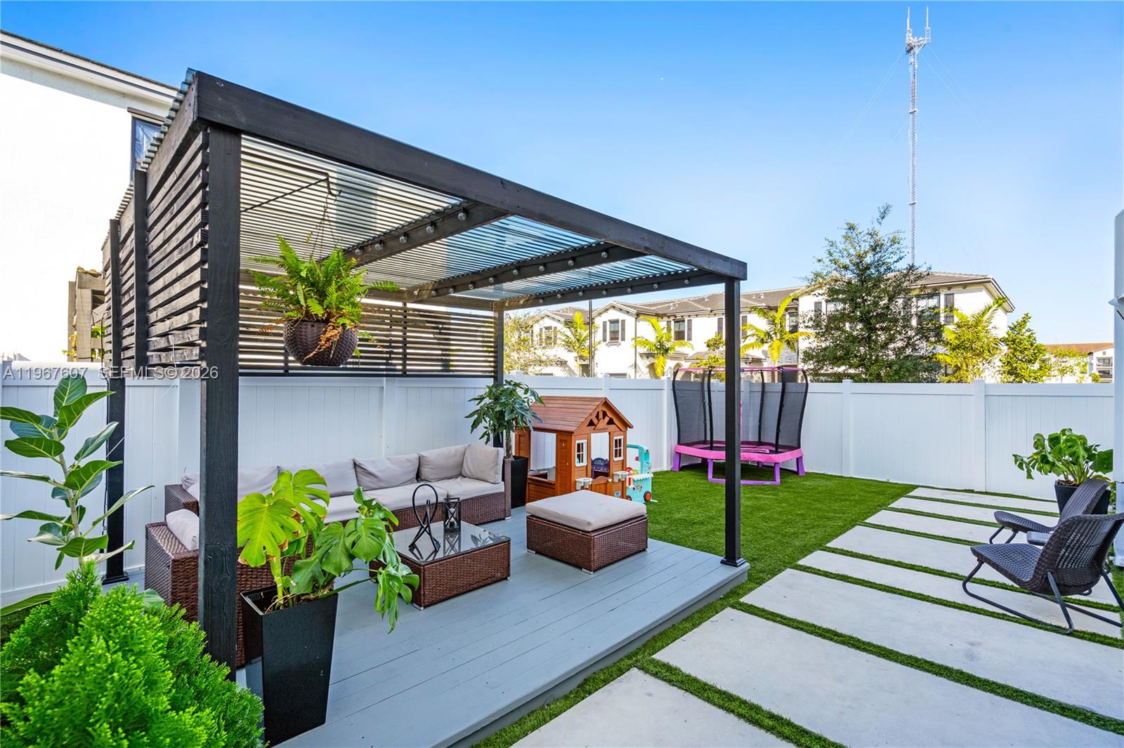 VISTA LAGO - Residential