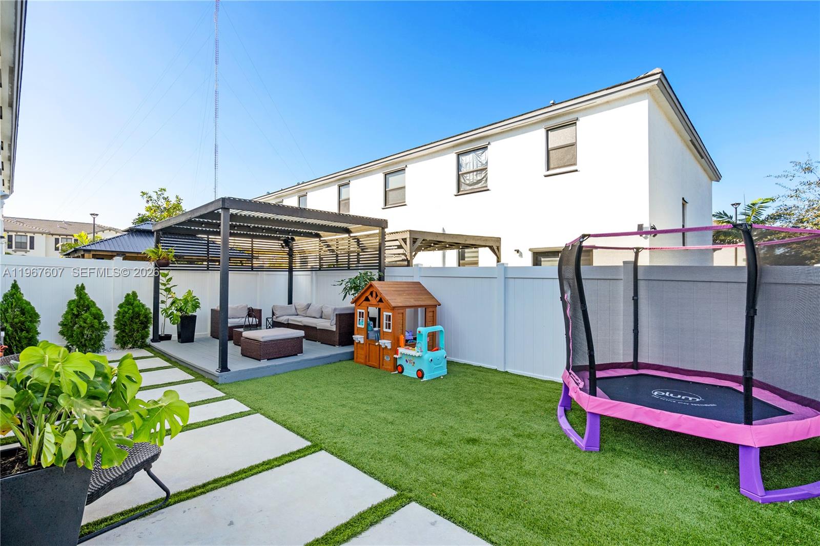 VISTA LAGO - Residential