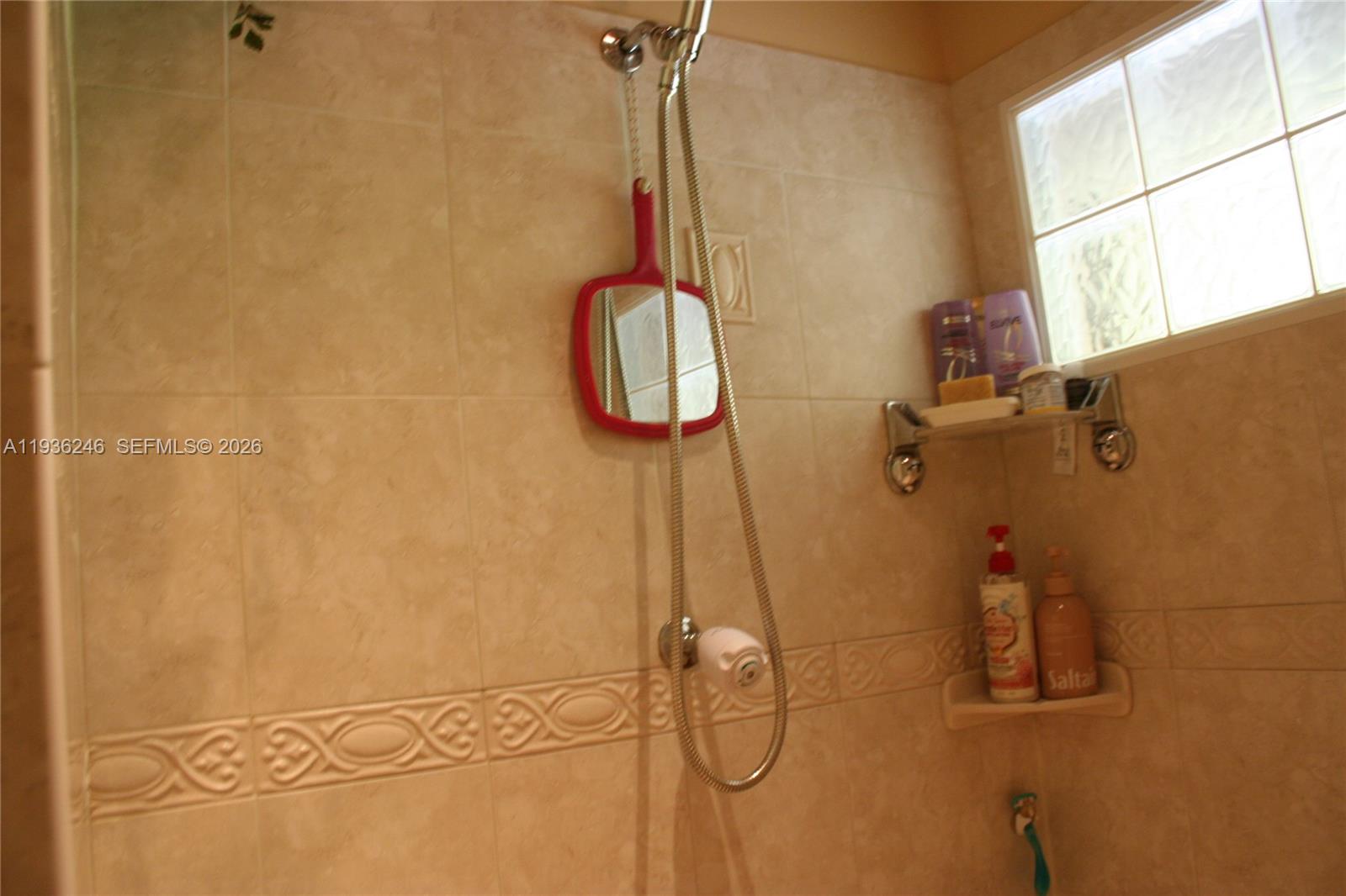 EXECUTIVE BAY CLUB - Residential