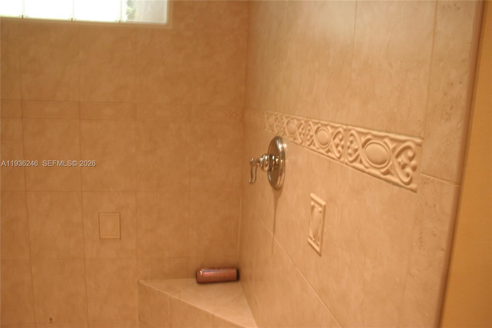 EXECUTIVE BAY CLUB - Residential