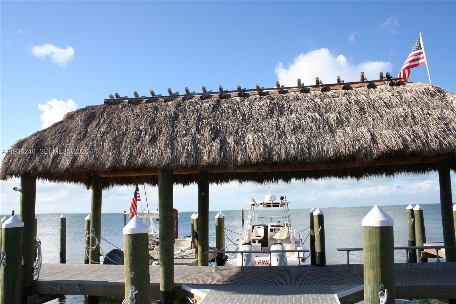 EXECUTIVE BAY CLUB - Residential