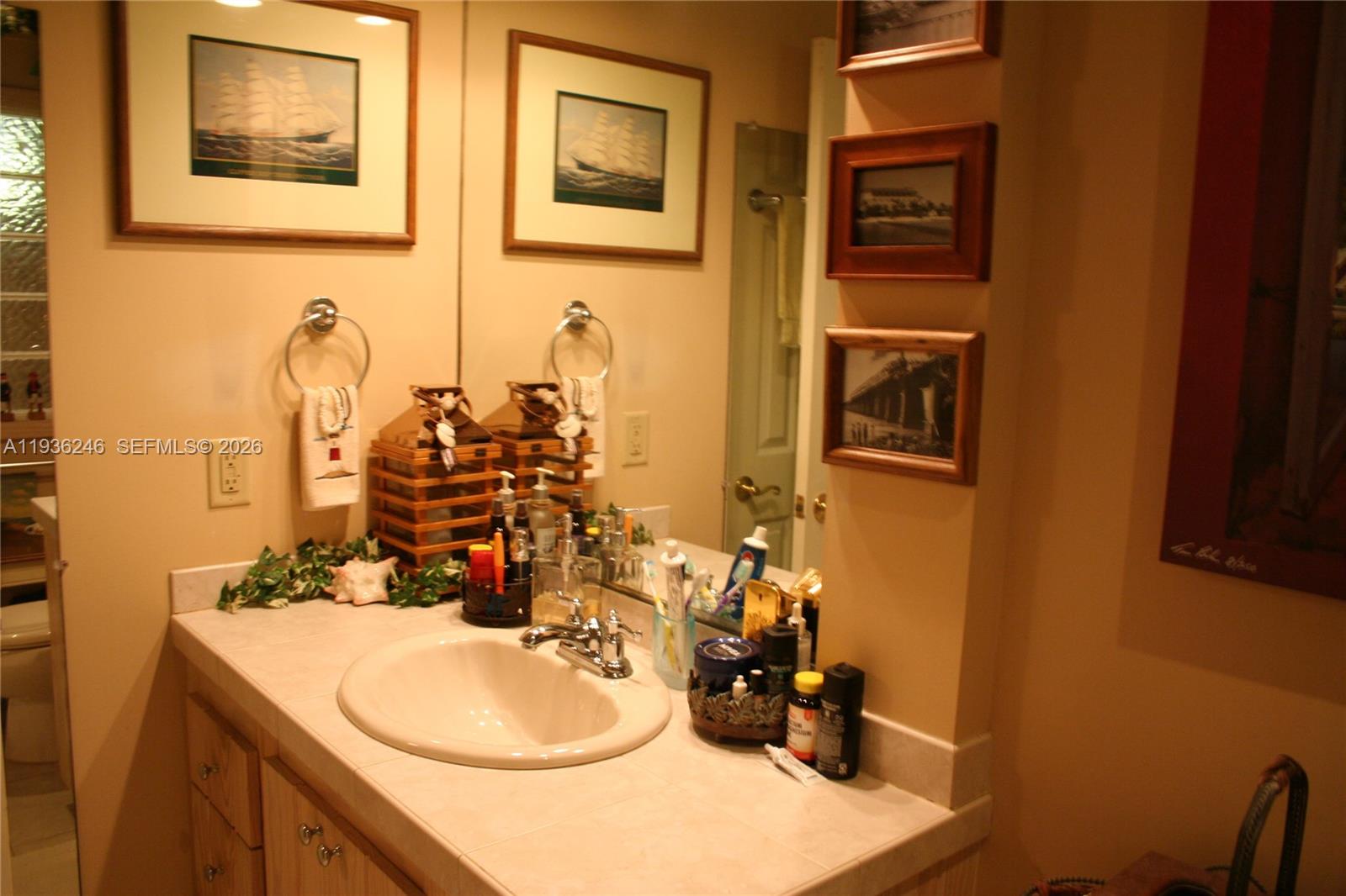 EXECUTIVE BAY CLUB - Residential