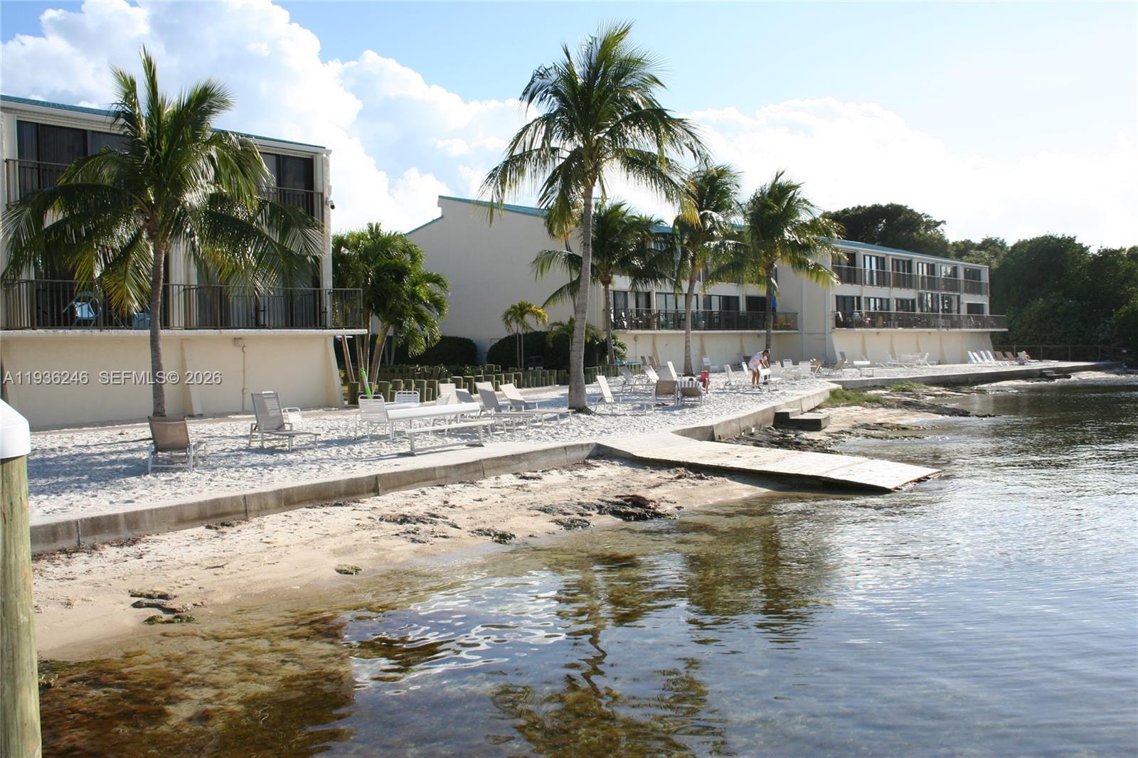 EXECUTIVE BAY CLUB - Residential