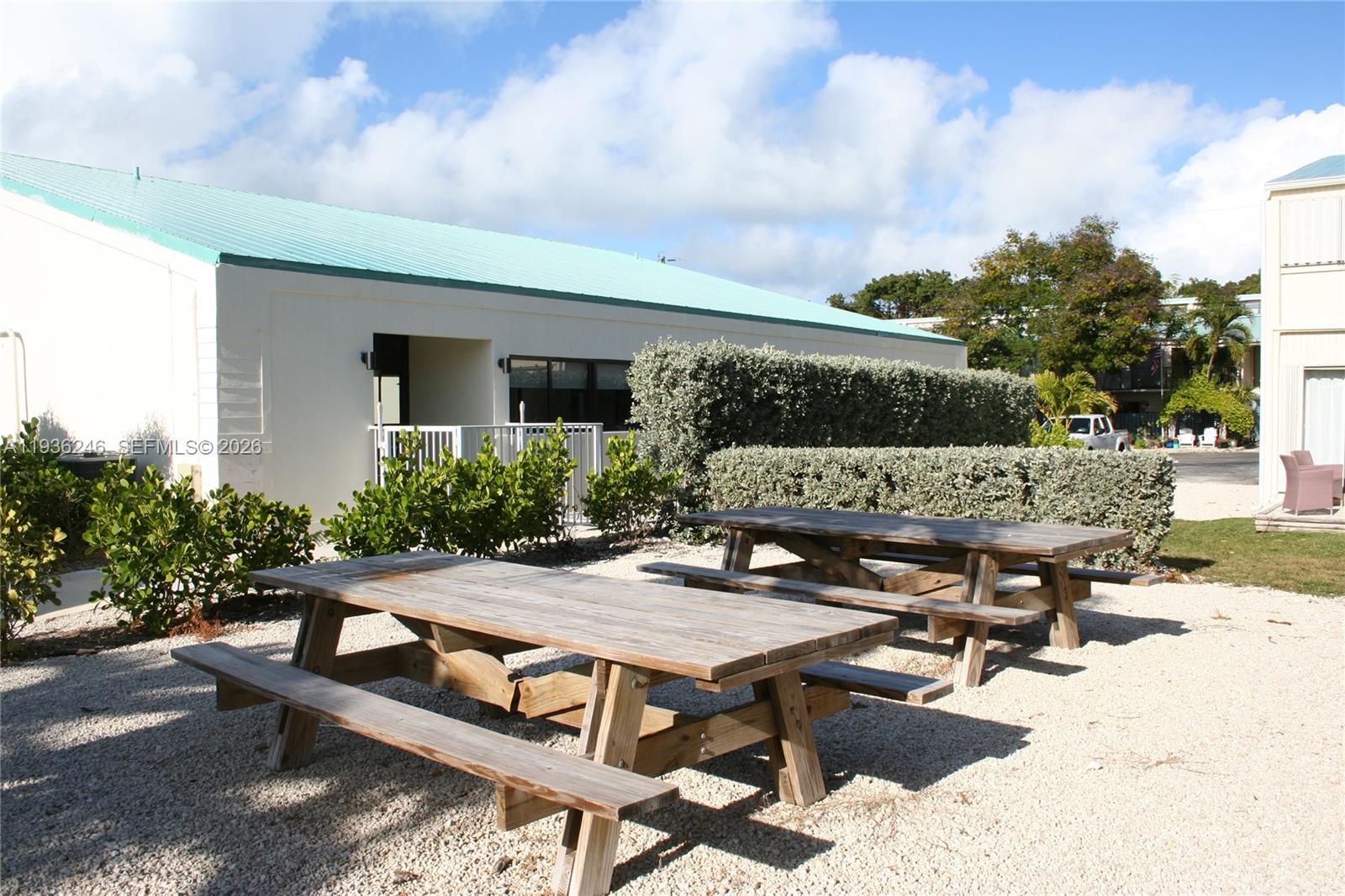 EXECUTIVE BAY CLUB - Residential