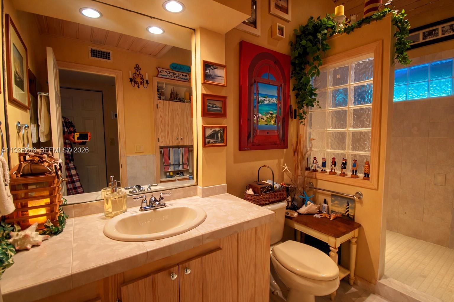 EXECUTIVE BAY CLUB - Residential