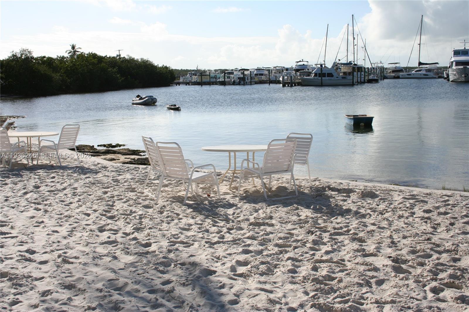 EXECUTIVE BAY CLUB - Residential
