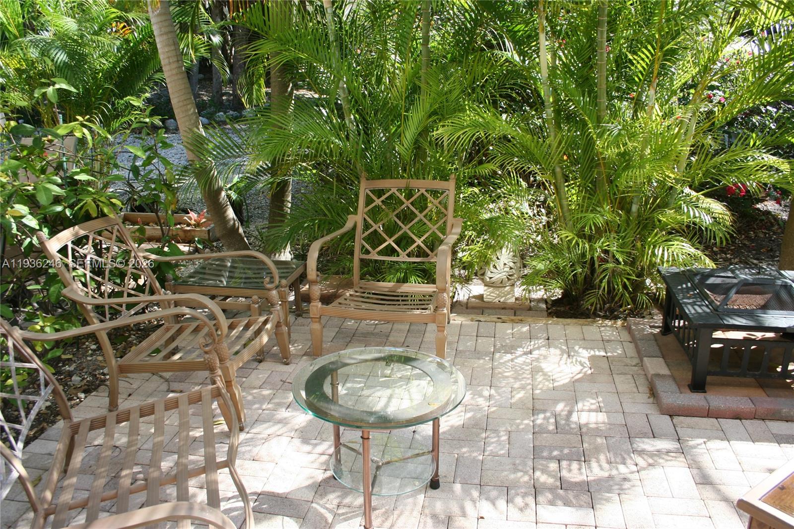 EXECUTIVE BAY CLUB - Residential