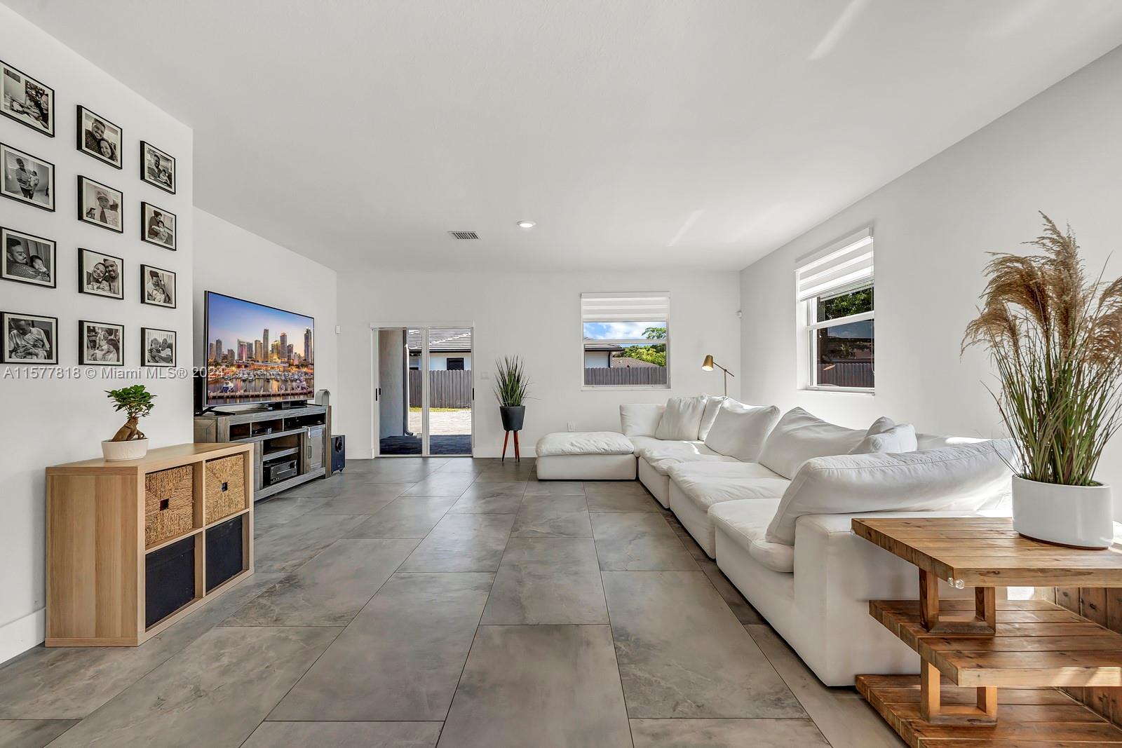 VALENCIA ACRES - Residential