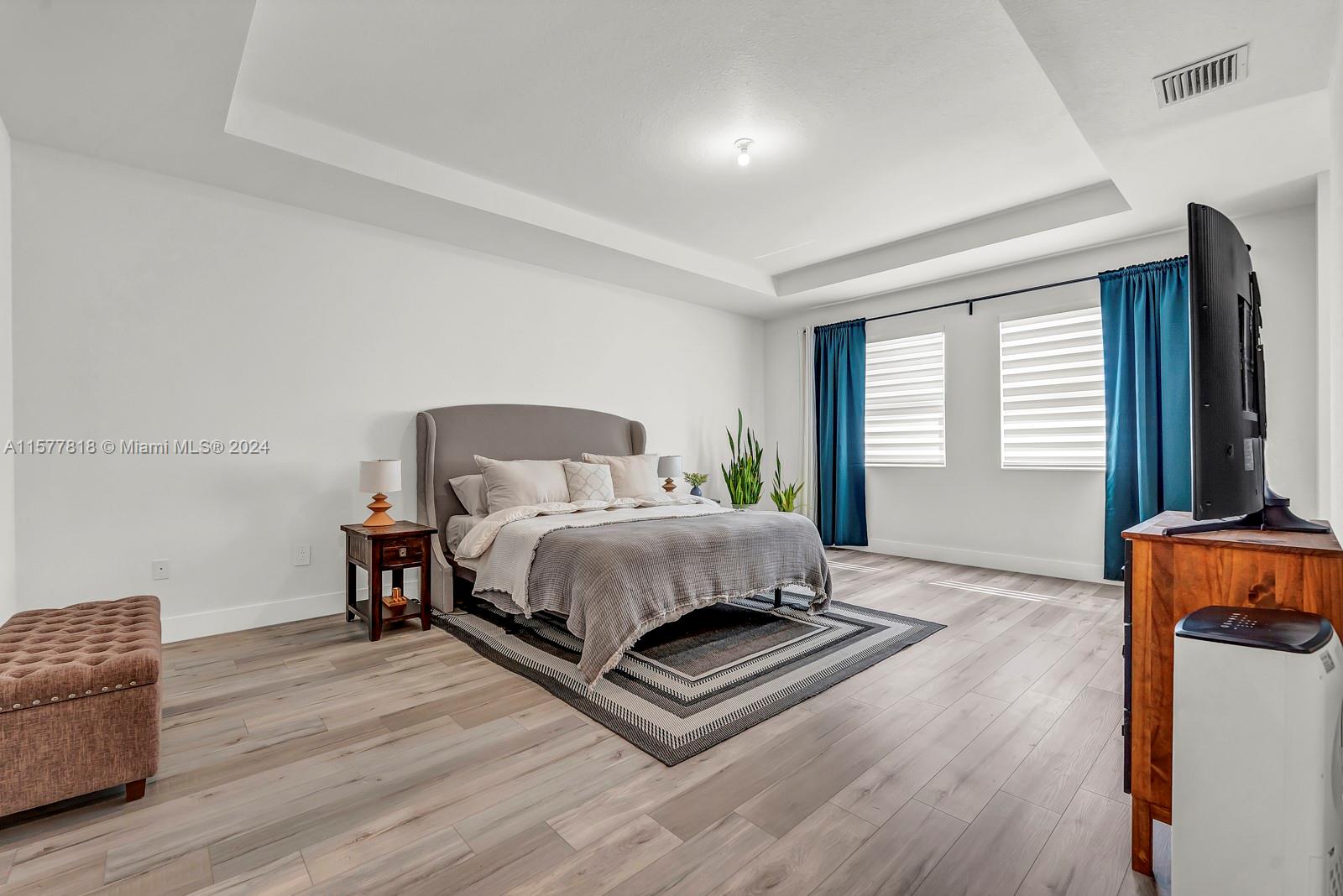 VALENCIA ACRES - Residential