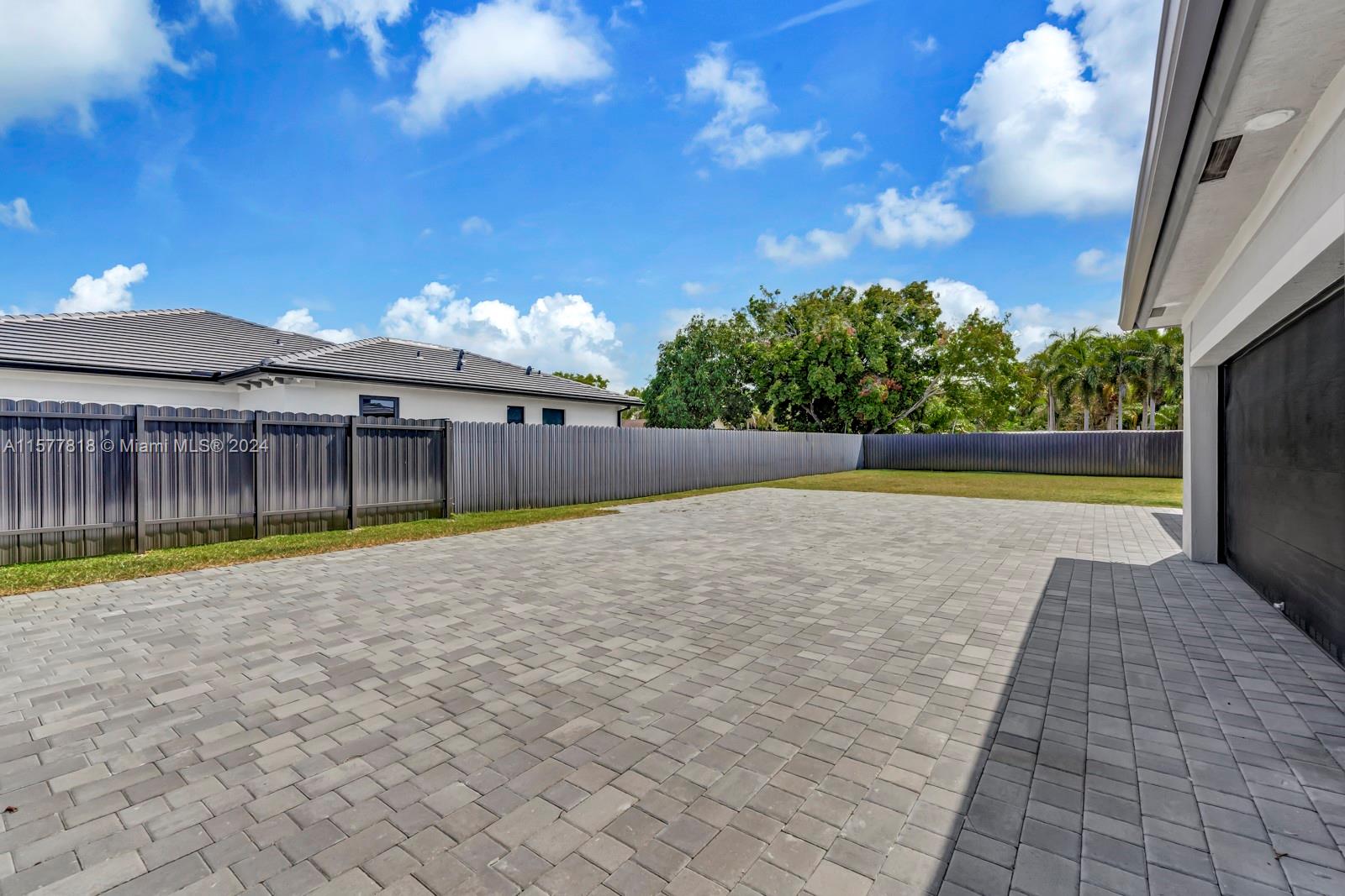 VALENCIA ACRES - Residential