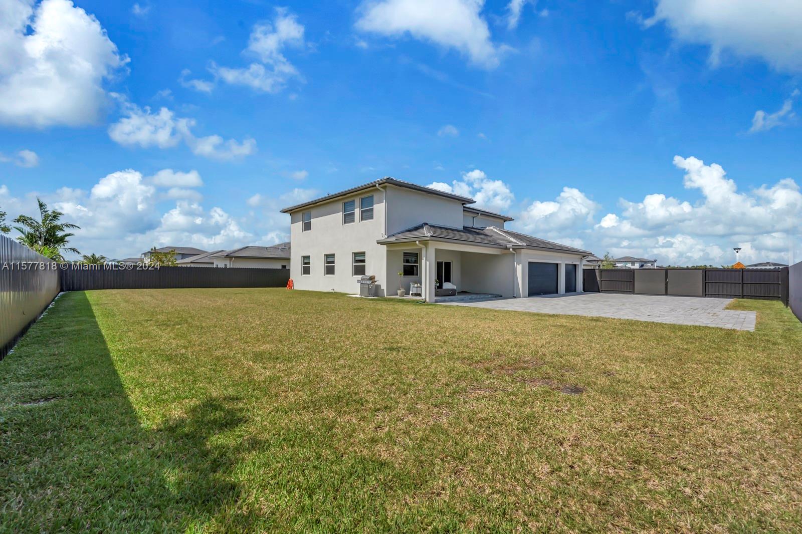 VALENCIA ACRES - Residential