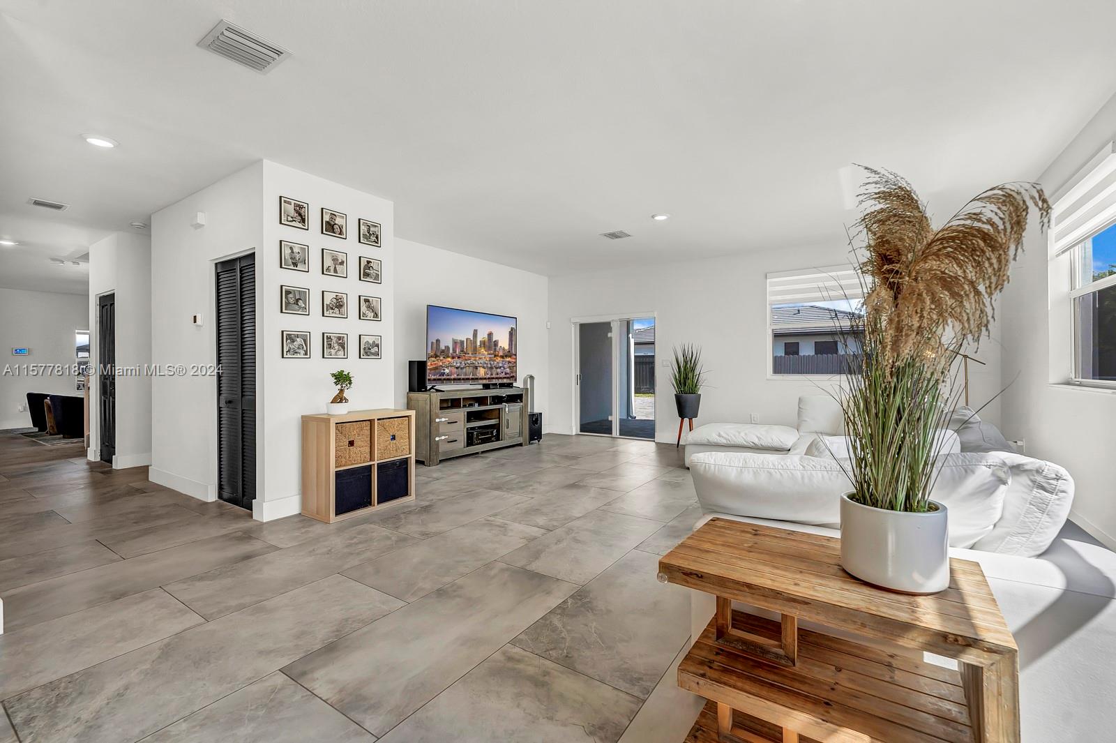 VALENCIA ACRES - Residential