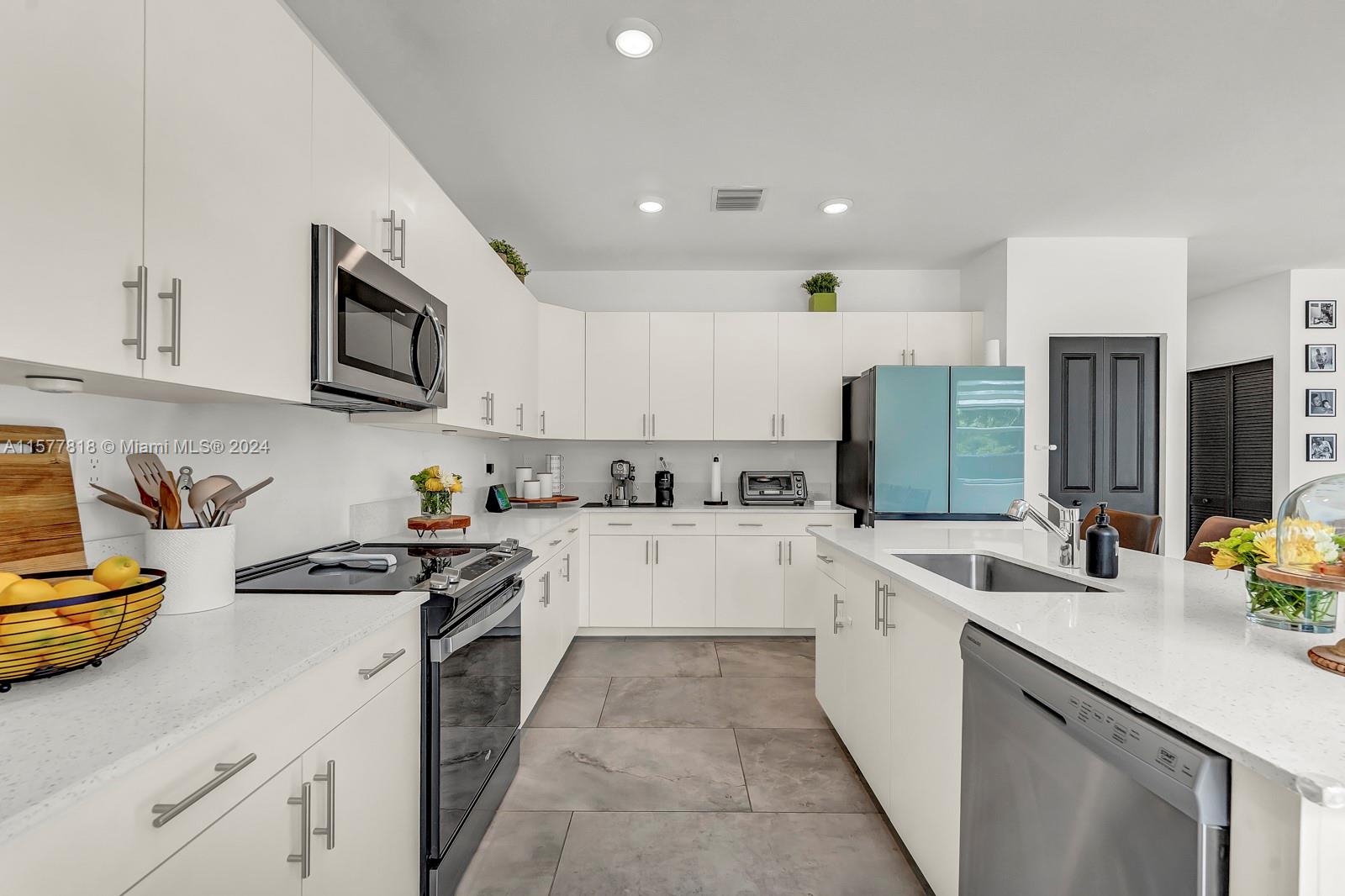 VALENCIA ACRES - Residential