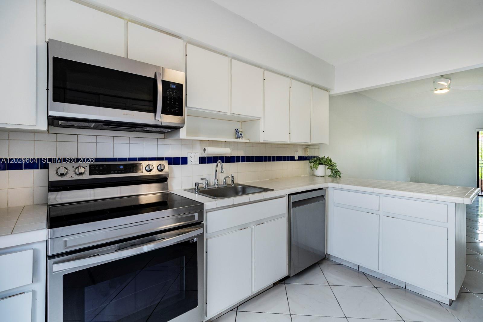 TROPICAL PARK VILLAS COND - Residential Lease