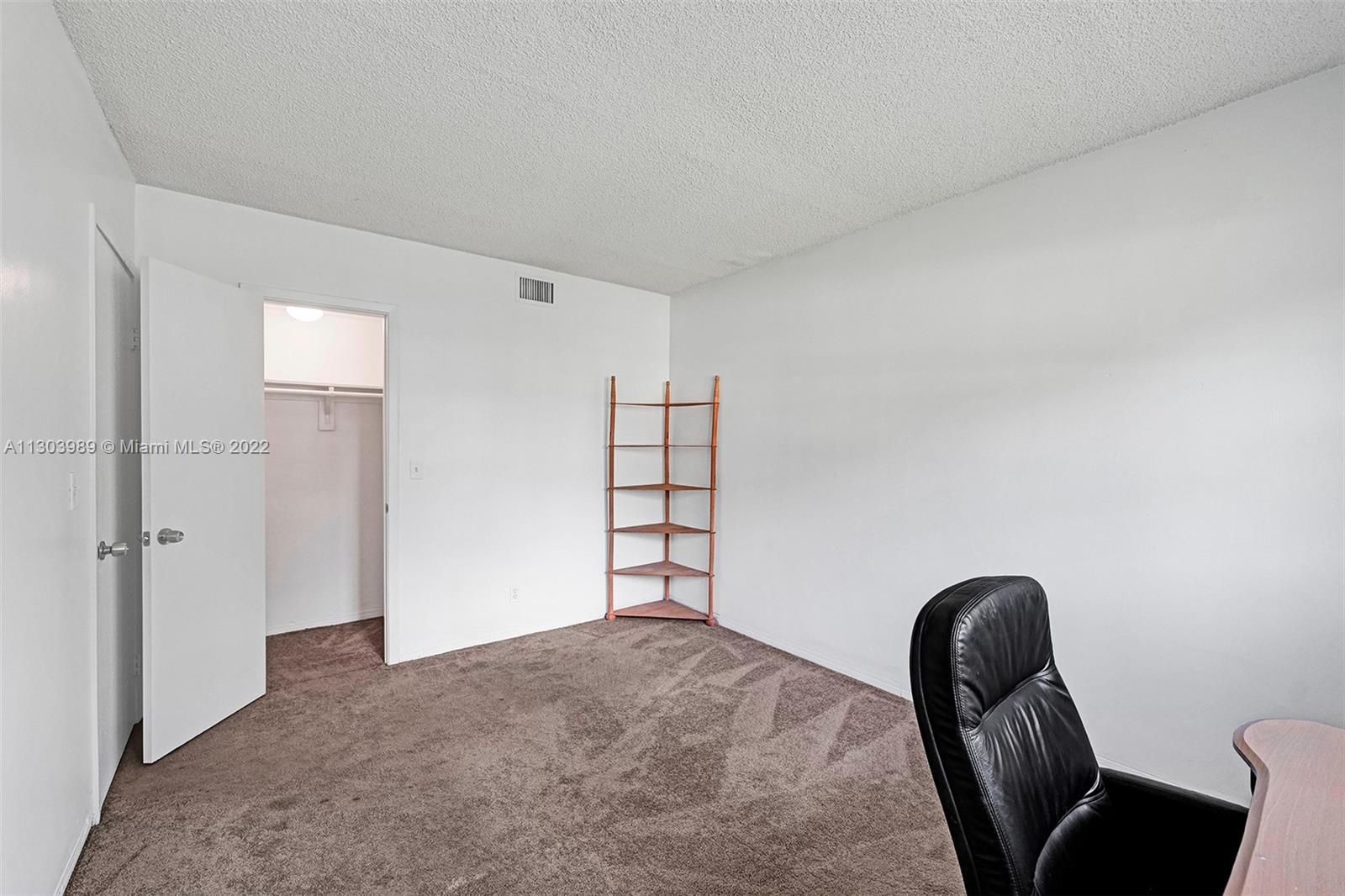 HILLCREST COUNTRY CLUB AP - Residential