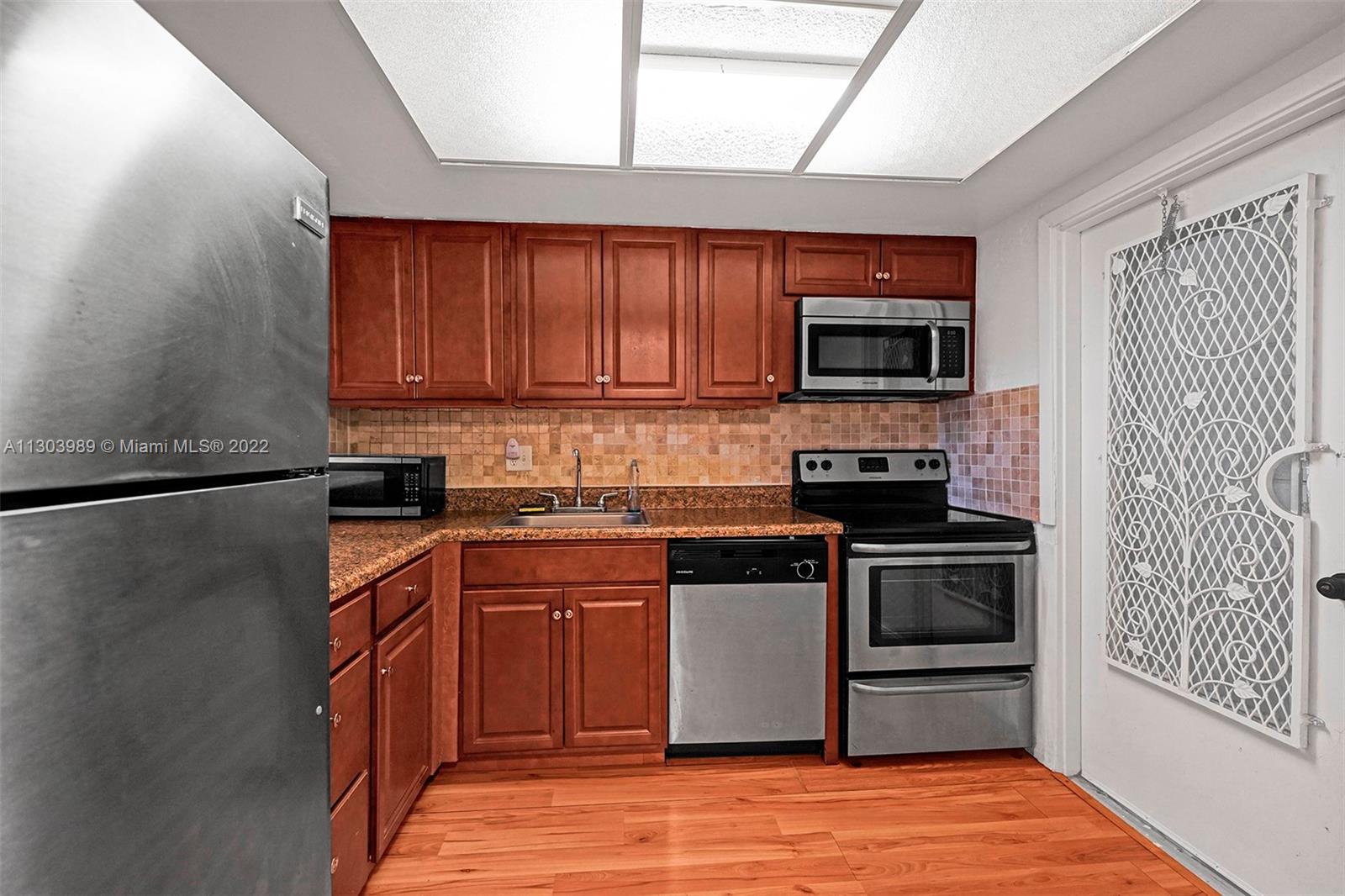 HILLCREST COUNTRY CLUB AP - Residential