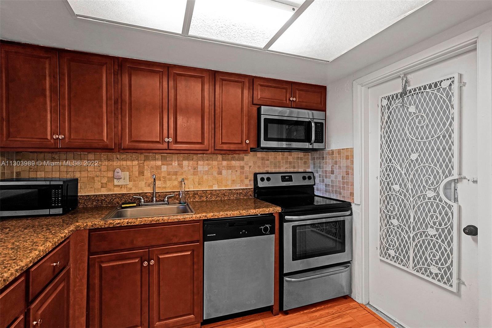 HILLCREST COUNTRY CLUB AP - Residential